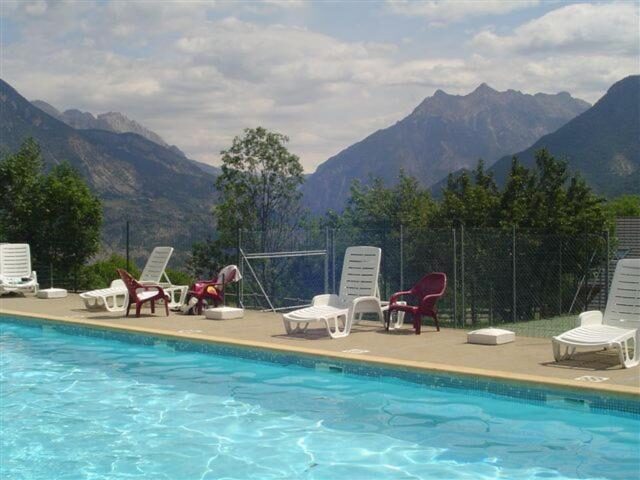 Piscine de l'Auberge Le Rochasson avec vue panoramique sur les montagnes — été à Risoul