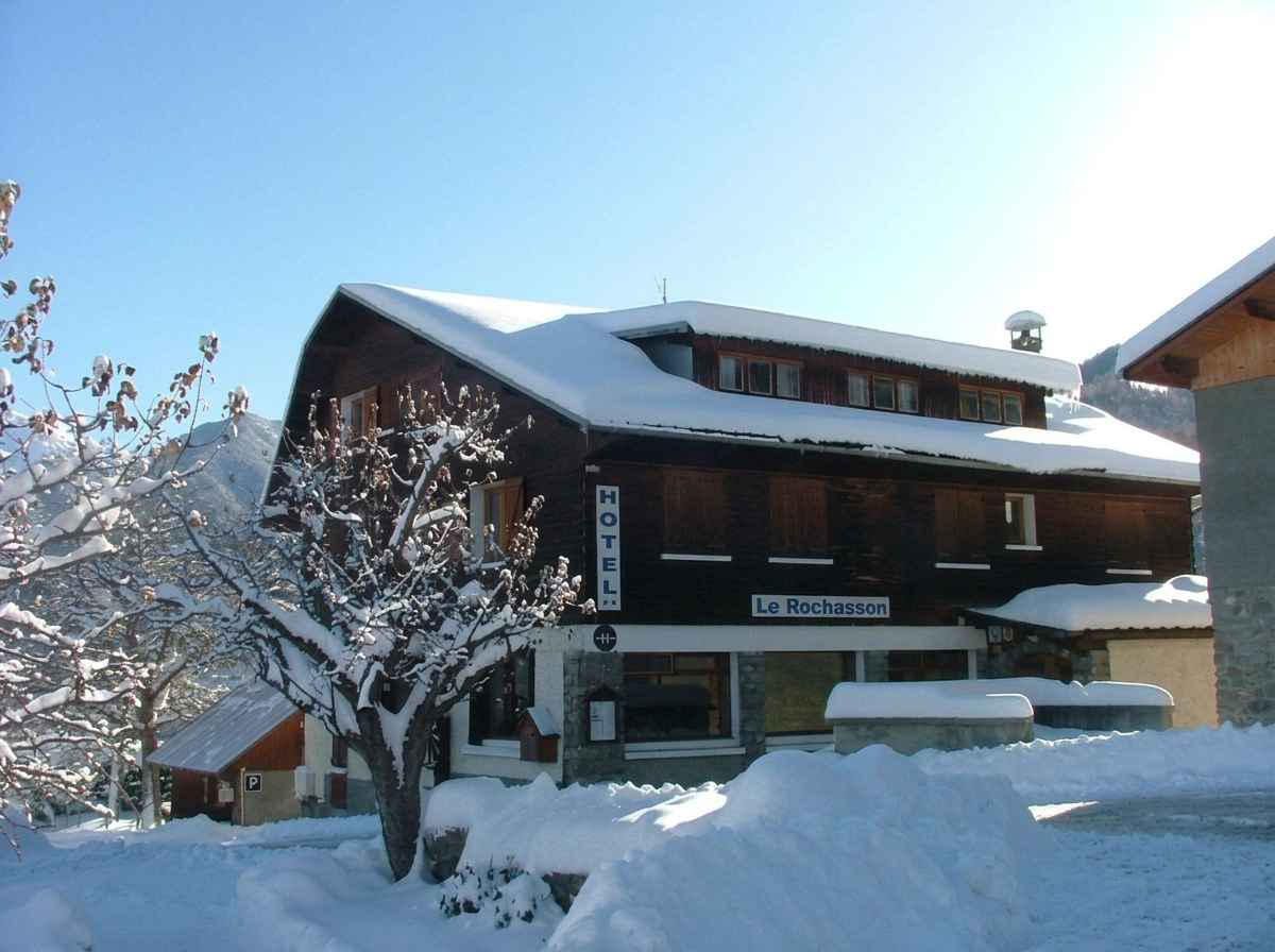 Façade de l'Auberge Le Rochasson sous la neige — hiver à Risoul