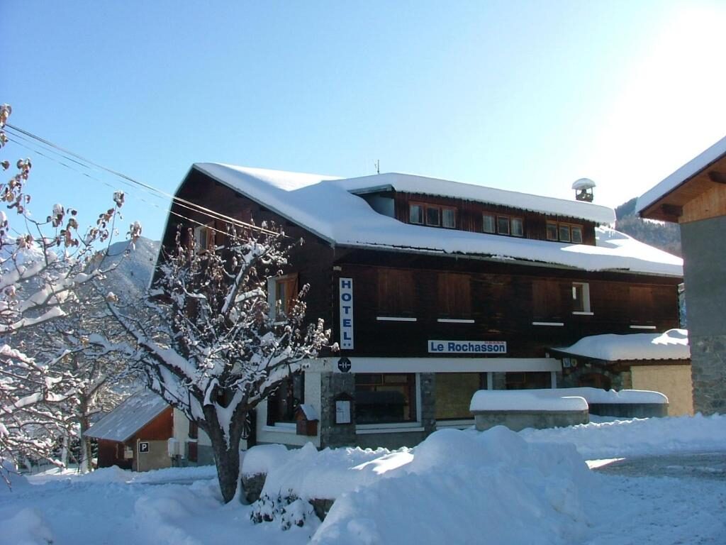 Façade de l'Auberge Le Rochasson sous la neige — hiver à Risoul