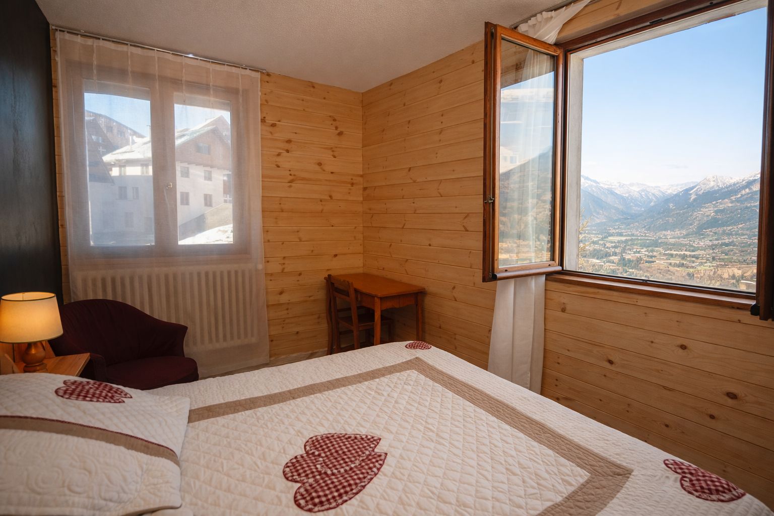 Chambre été — fenêtre ouverte sur la vallée