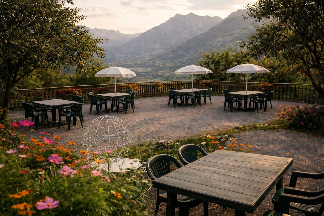 Repas d'été en terrasse — salades du jardin servies face aux montagnes, lumière dorée du soir