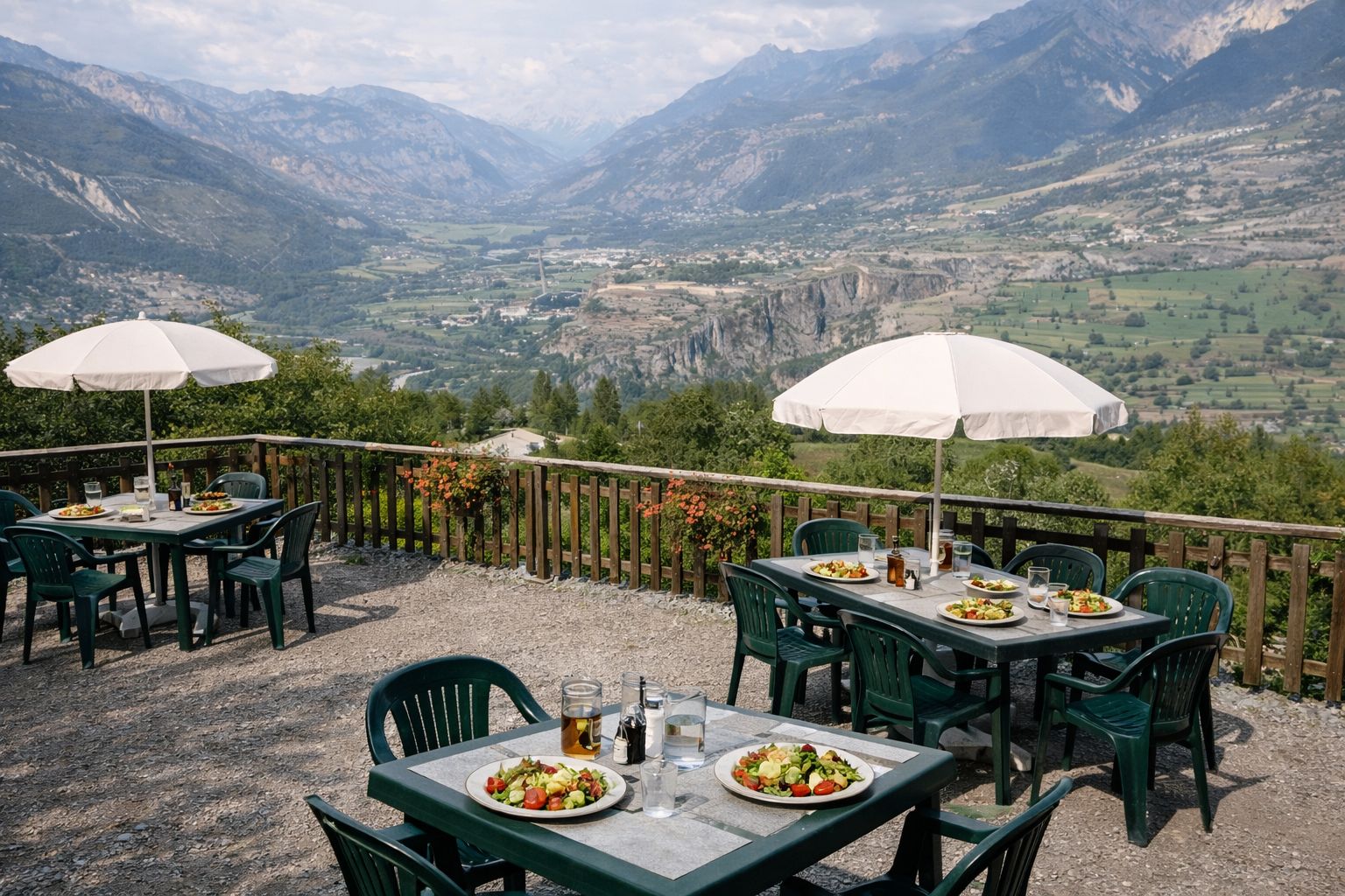 Terrasse panoramique été — repas en plein air, vue montagne