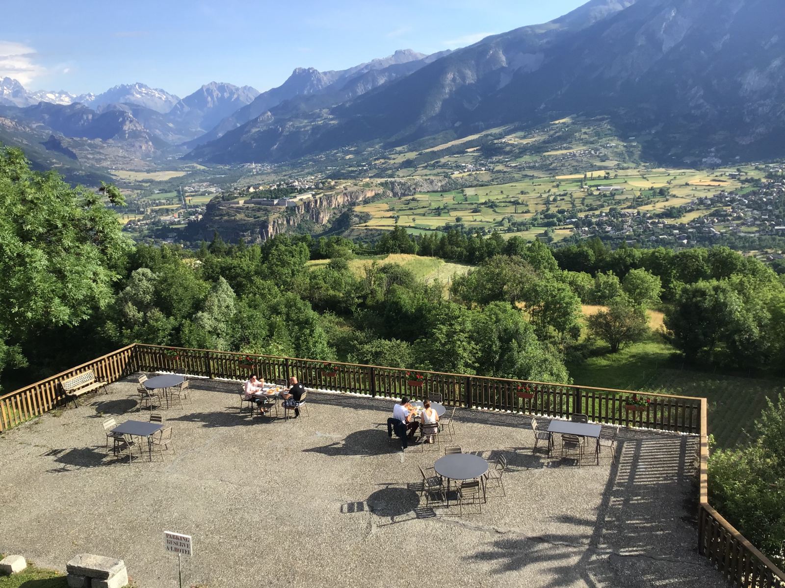 Terrasse panoramique du Rochasson — repas en plein air avec vue sur la vallée et les Alpes à Risoul