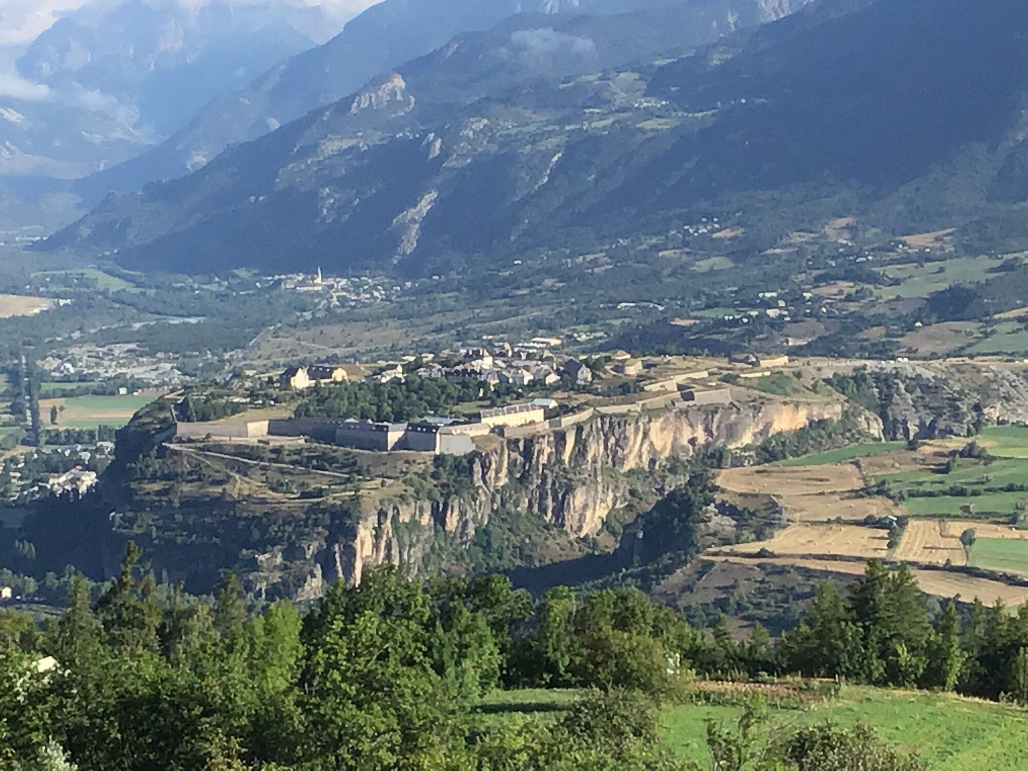 Place forte de Mont-Dauphin (Vauban) perchée sur son éperon rocheux, vallée de la Durance
